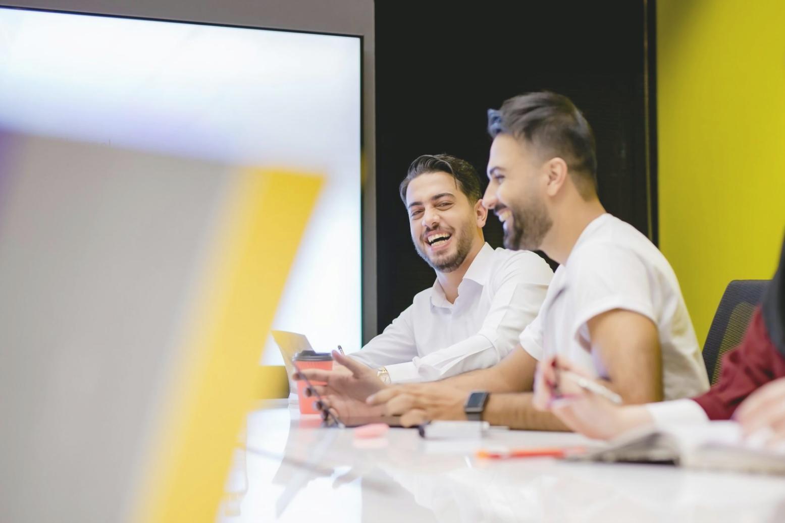 Espacio de estudio organizado para formación financiera remota