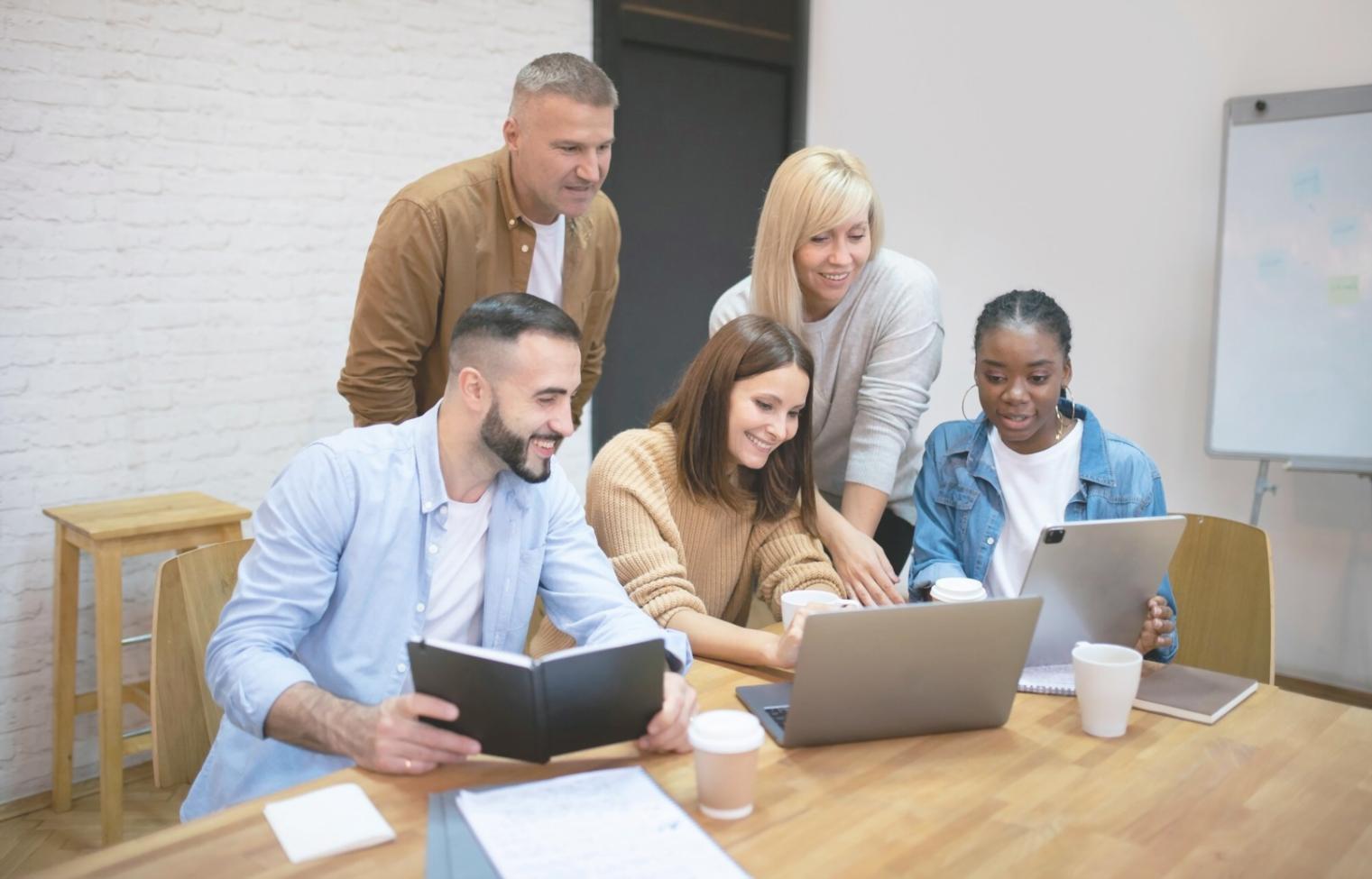 Espacio de aprendizaje colaborativo donde trabajamos juntos en conceptos financieros prácticos